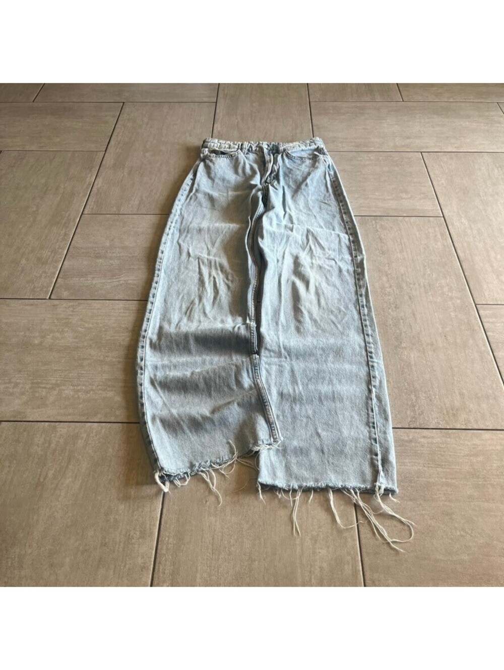 Light Wash Denim Wide-Leg Jeans with Frayed Hem Size Medium 27